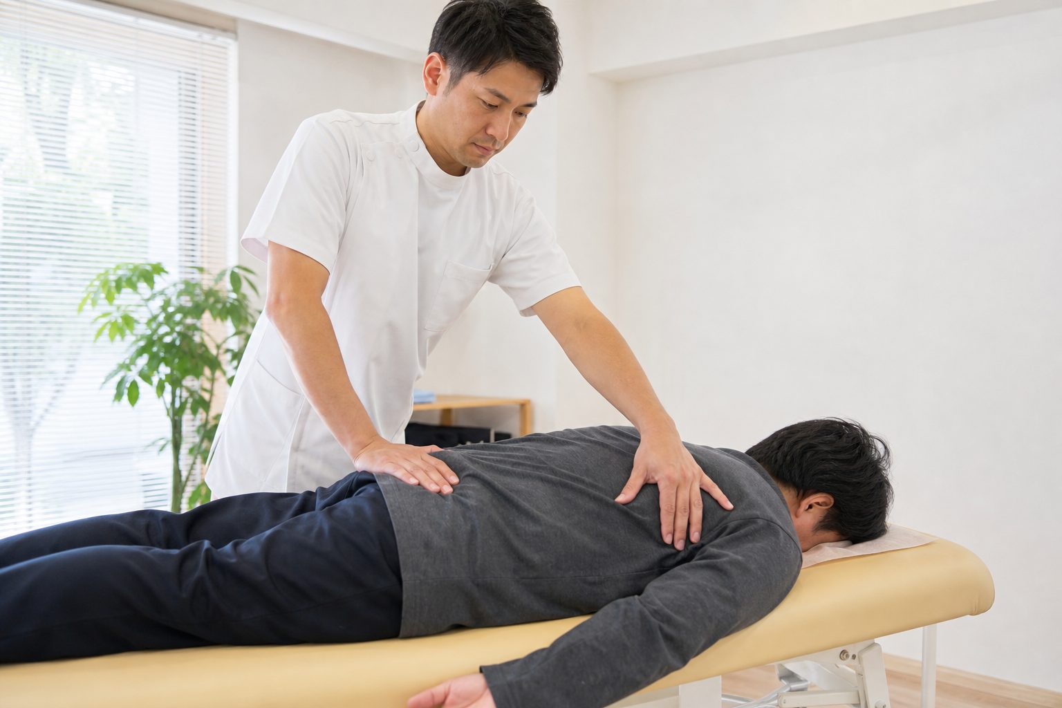 服を着たまま受けられます。腰・背中の状態を確かめながらの施術